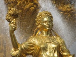 Agua cayendo sobre una estatua dorada