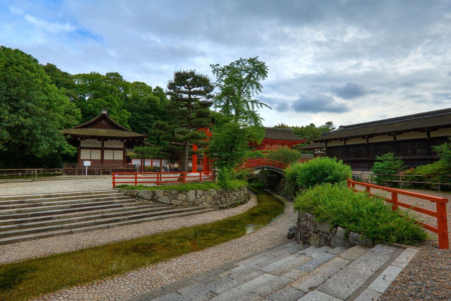 Pequeño río junto a un templo japonés