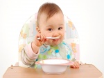Bebé comiendo solo el puré