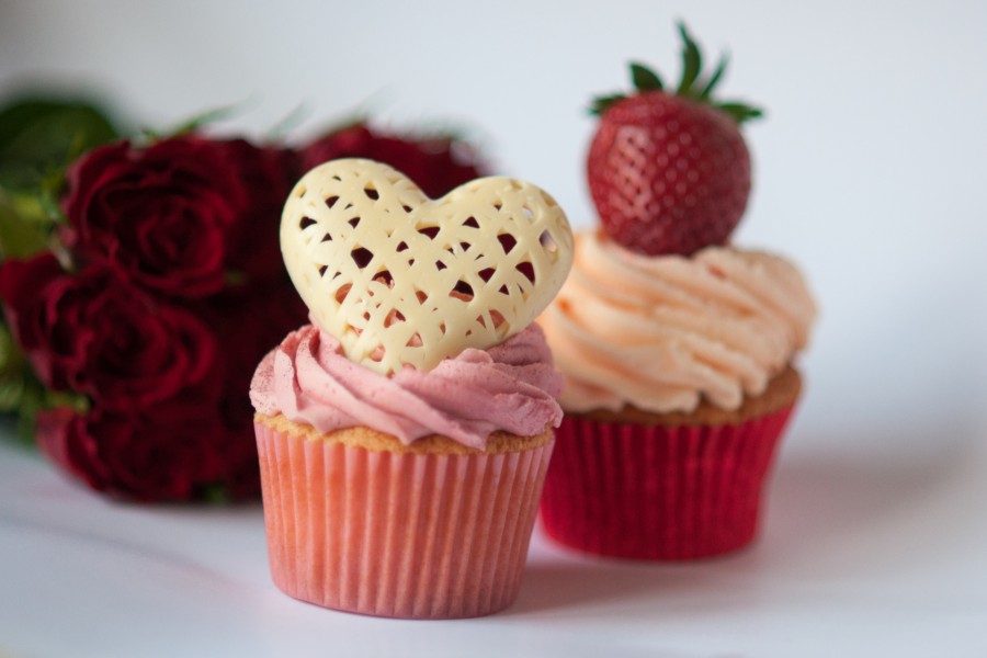 Cupcakes decorados con un corazón y con una fresa
