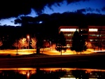 Edificio iluminado en la noche
