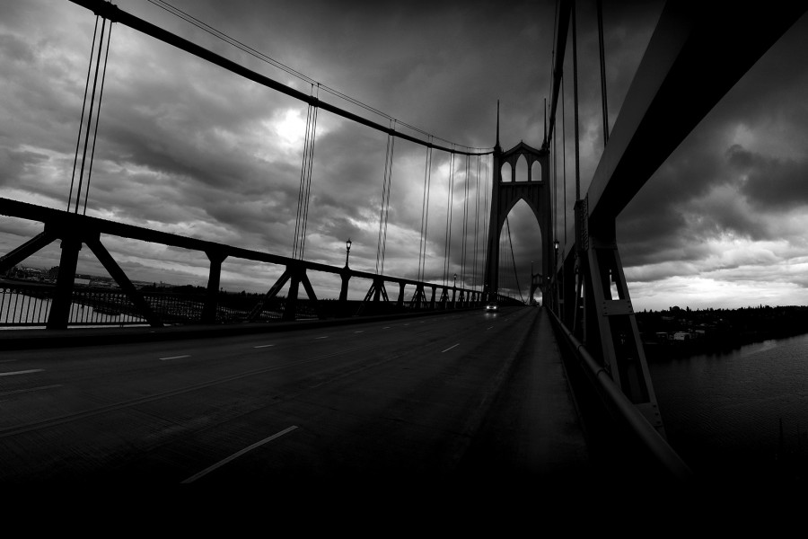 Puente en blanco y negro