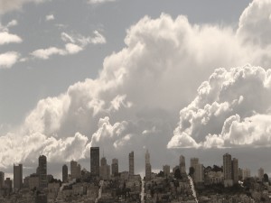 Grandes nubes sobre una ciudad