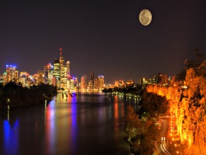 Hermosa luna llena sobre una ciudad