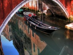 Góndola amarrada en un canal de Venecia