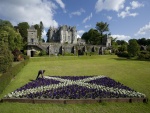 Bandera de Escocia hecha con flores en el jardín de un castillo
