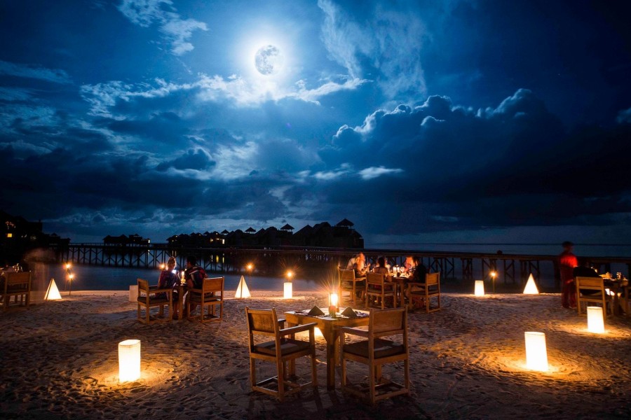 Mesas bajo la luz de la luna en una playa