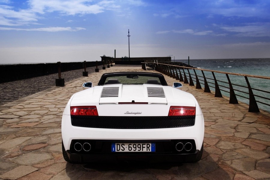 Lamborghini Gallardo blanco en el muelle