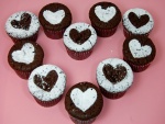 Cupcakes de chocolate decorados con corazones