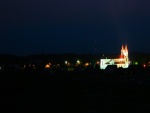 Iglesia iluminada en la noche