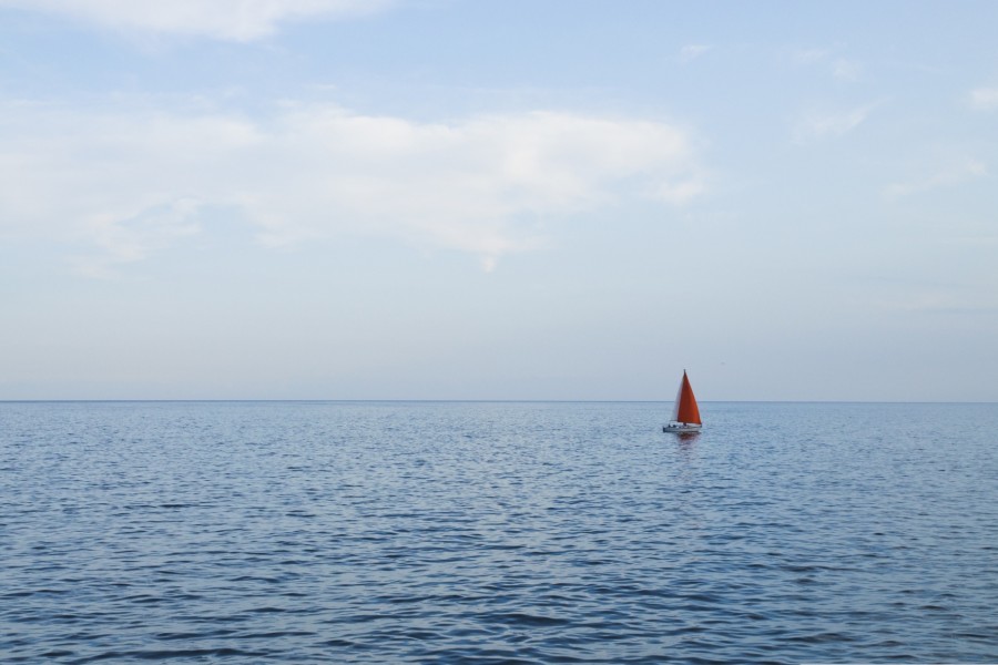 Barco de vela solo en el océano