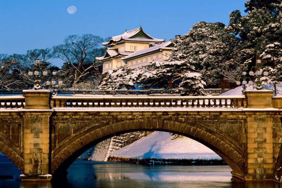 Nieve sobre el Palacio Imperial de Tokio y el puente Nijubashi