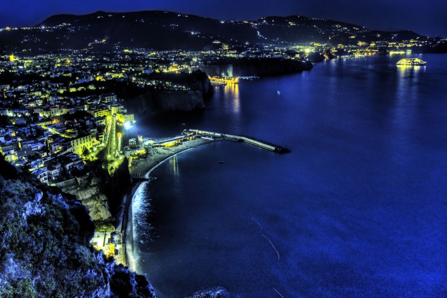 Vista nocturna de la Costa Amalfitana