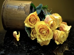 Rosas amarillas sobre una mesa
