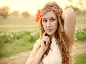 Chica con una flor en el pelo