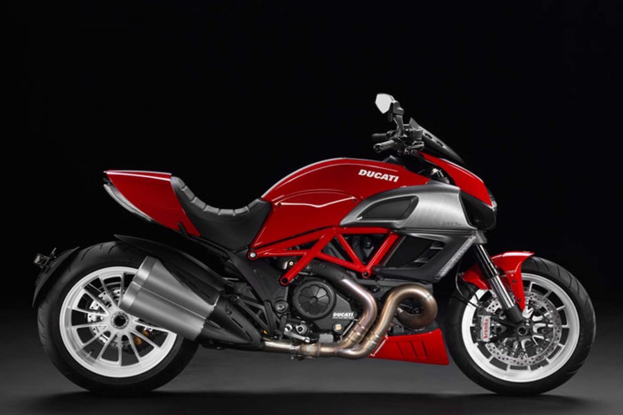 Ducati Diavel de color rojo