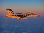 F-18 volando al amanecer
