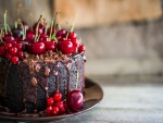 Tarta de chocolate decorada con bayas y cerezas