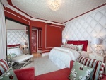 Un dormitorio rojo y blanco