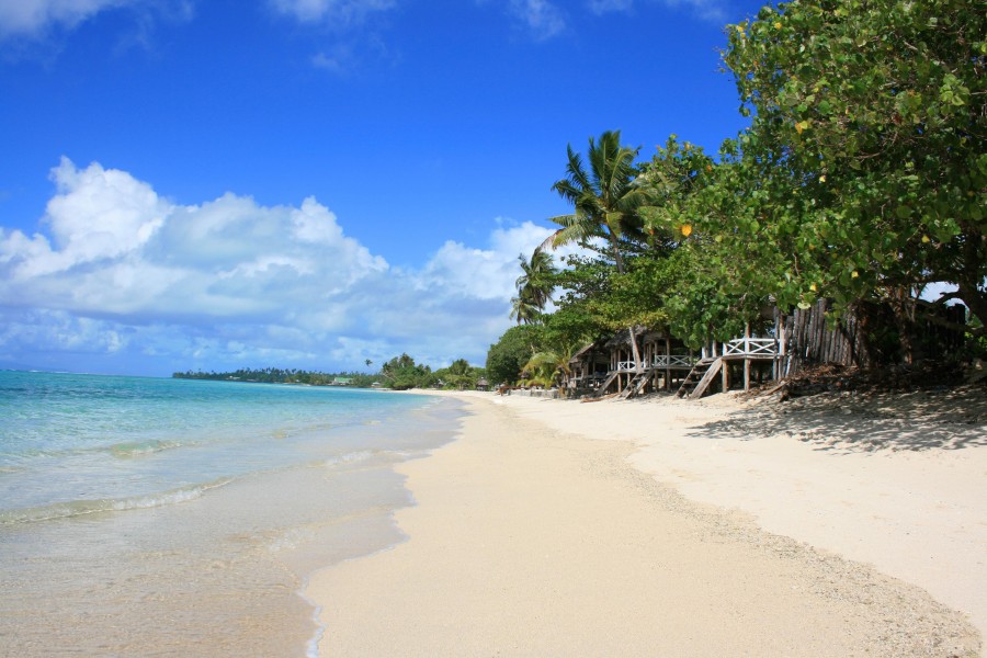 Bungalows de madera en una playa