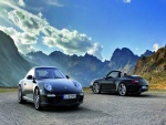 Dos Porsche 911 entre montañas