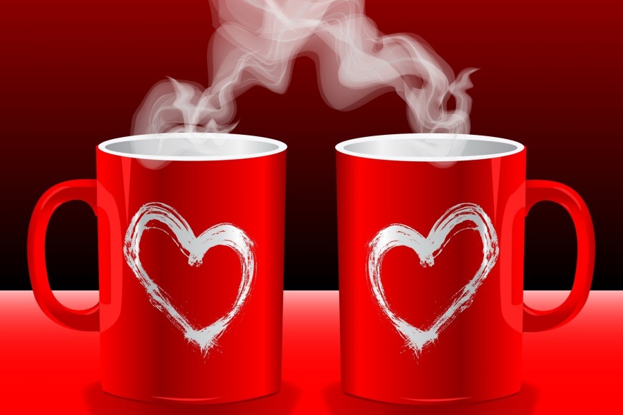 Humeantes tazas rojas con corazones
