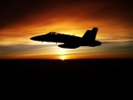 F-18 en el cielo al amanecer