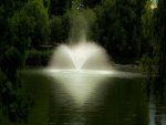 Fuente en medio del lago