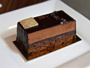 Un rico pastel de chocolate
