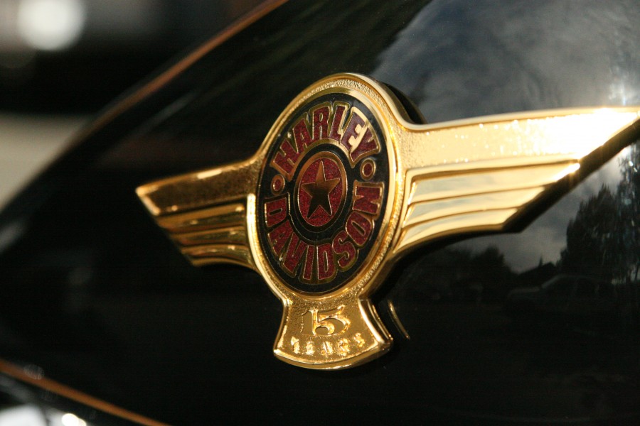 Emblema dorado de Harley-Davidson