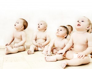 Bebés sentados mirando hacia arriba
