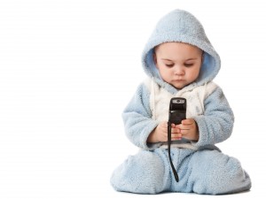 Bebé con un móvil