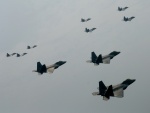 Formación de cazas F-22 surcando los aires