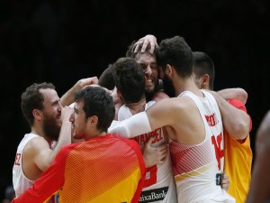 Abrazo de los jugadores de la Selección de baloncesto de España (EuroBasket 2015)