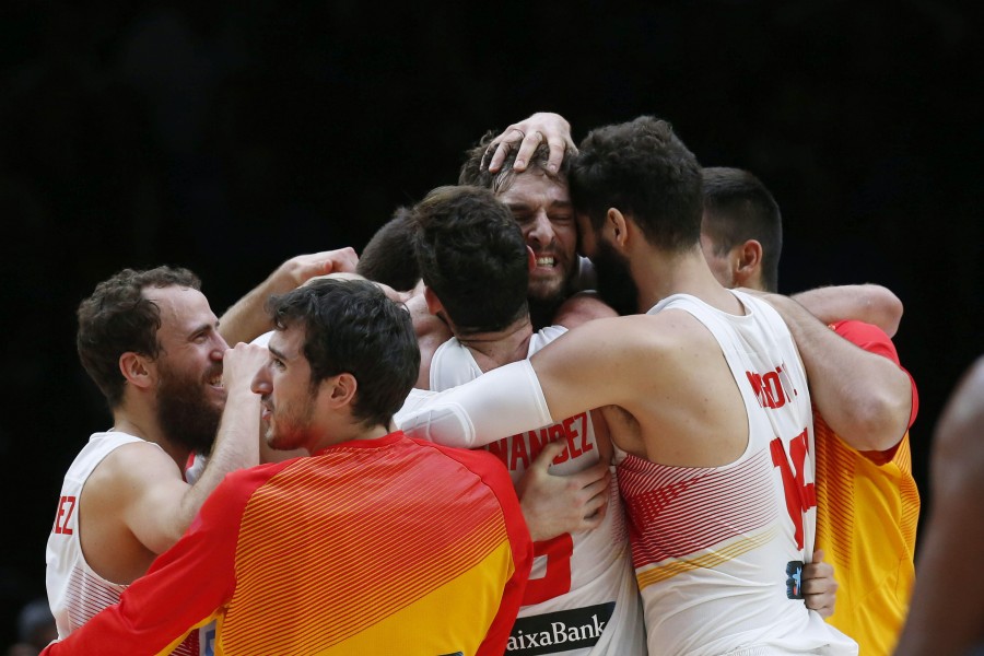 Abrazo de los jugadores de la Selección de baloncesto de España (EuroBasket 2015)