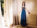 Emilia Clarke con un fascinante vestido azul