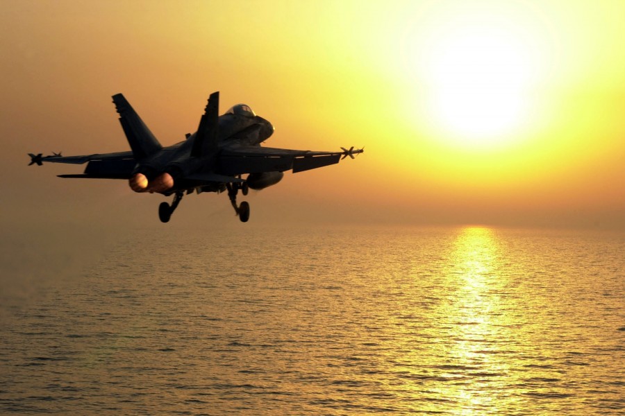 Avión de combate volando sobre el mar