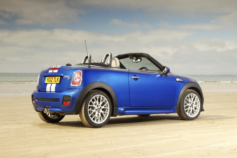 Mini Cooper en una playa