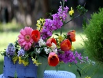 Variedad de flores en una cesta