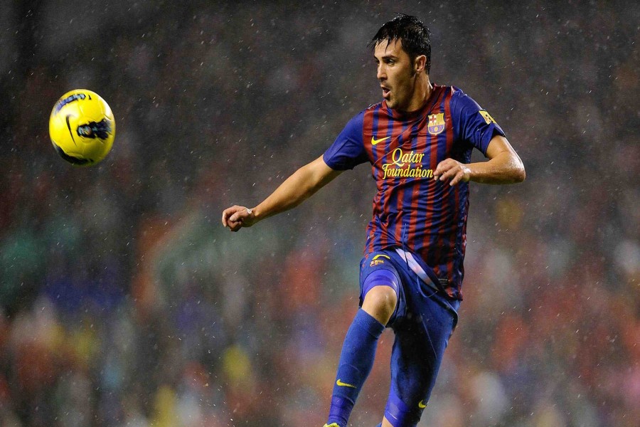 David Villa jugando con el Barcelona en un día de lluvia