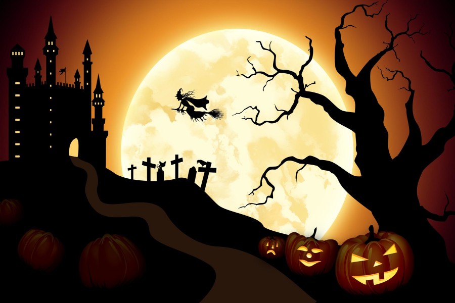 Bruja volando hacia el castillo en la noche de Halloween