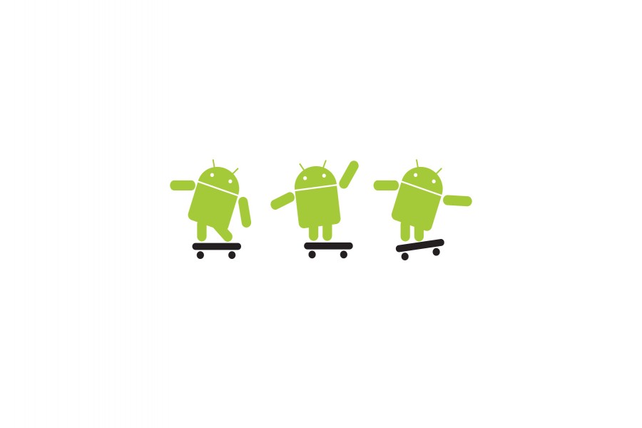 Tres robots de Android montando en skate