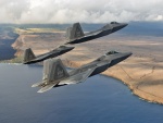 F-22 raptors sobrevolando la costa