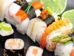 Plato con una variedad de sushi