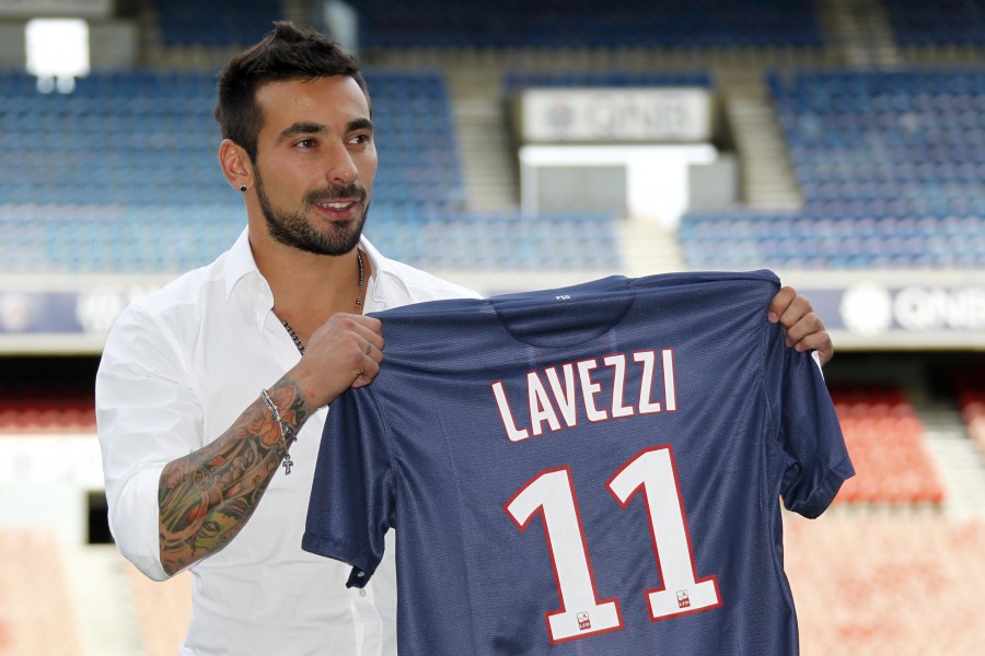 Ezequiel Lavezzi mostrando su camiseta del París Saint-Germain