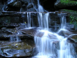 Agua cayendo sobre unas rocas