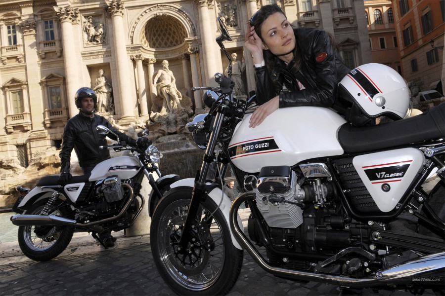 Pareja junto a sus motos Guzzi V7 Classic