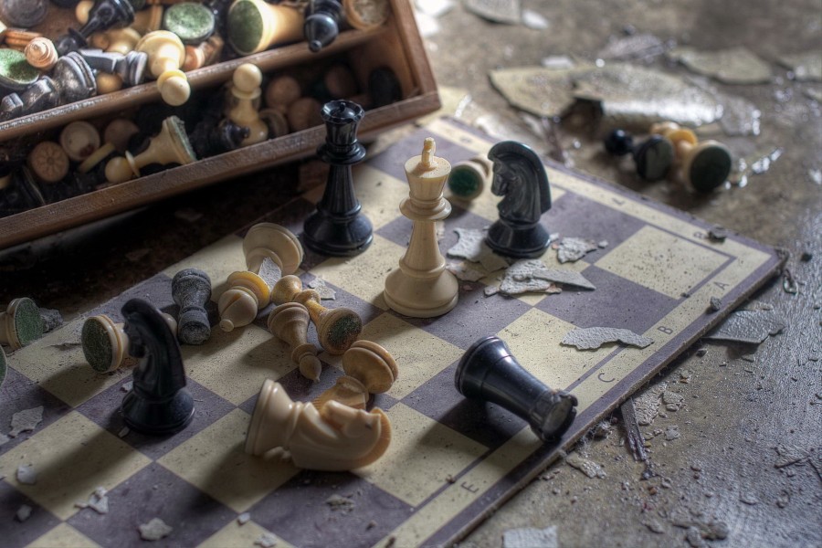 Juego de ajedrez abandonado