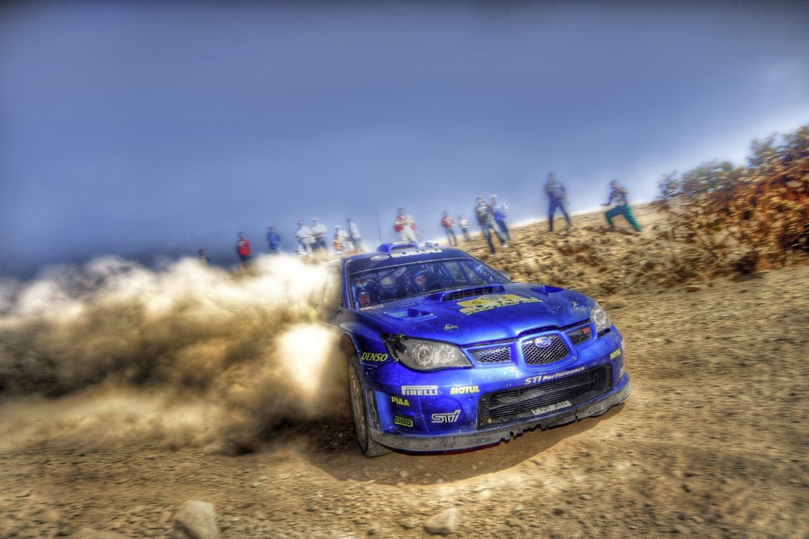 Subaru azul derrapando en la arena