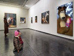 Niños observando cuadros en una galería